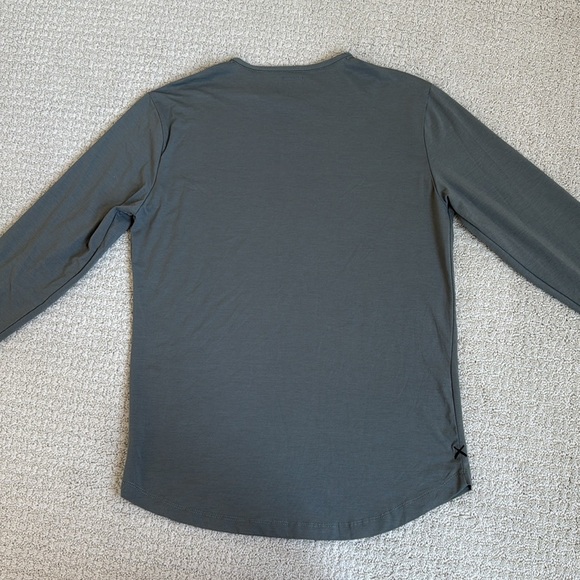 Cuts AO Curve Hem Long Sleeve Gym Athletic Shirt - Picture 4 of 10